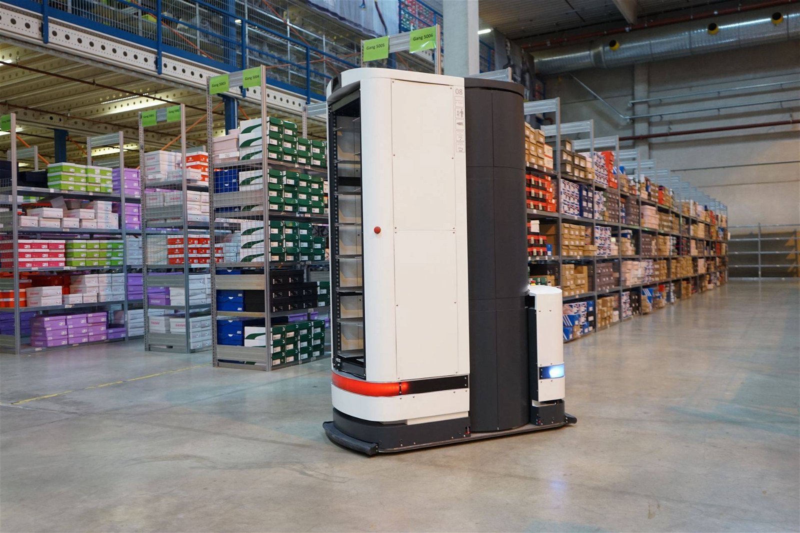 Immagine di Zalando, i robot nel centro logistico per salvare la schiena dei dipendenti