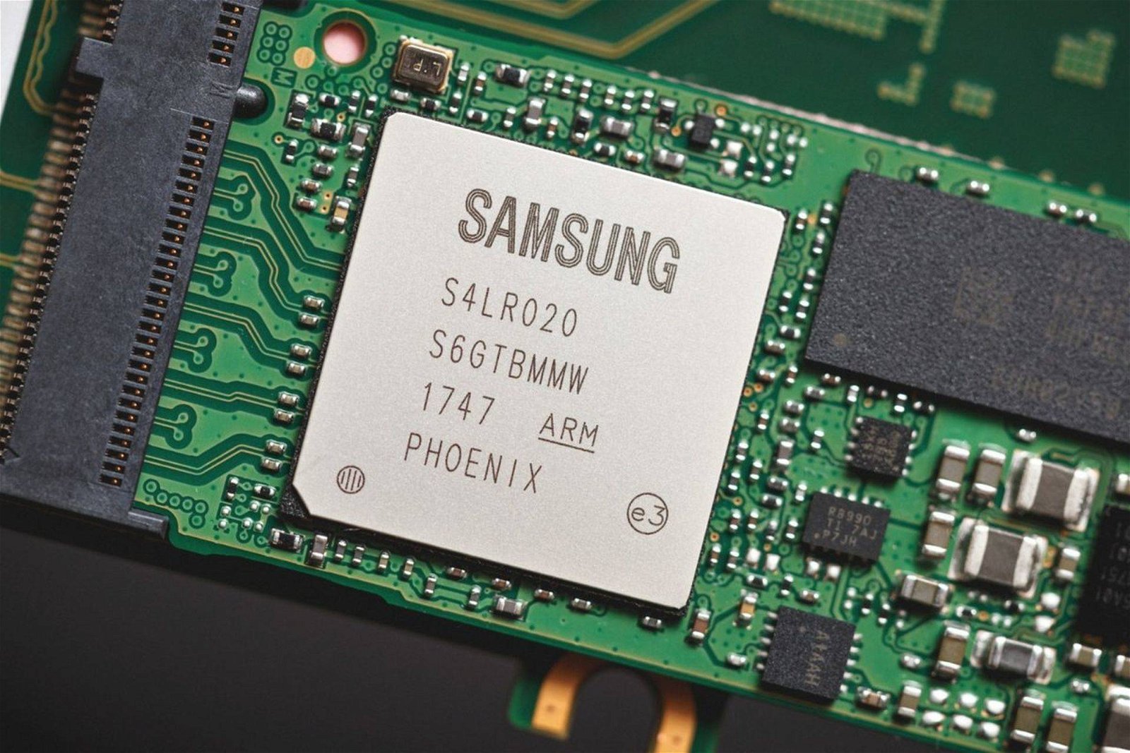 Immagine di SSD, la crittografia hardware lascia a desiderare. SSD Samsung e Crucial vulnerabili