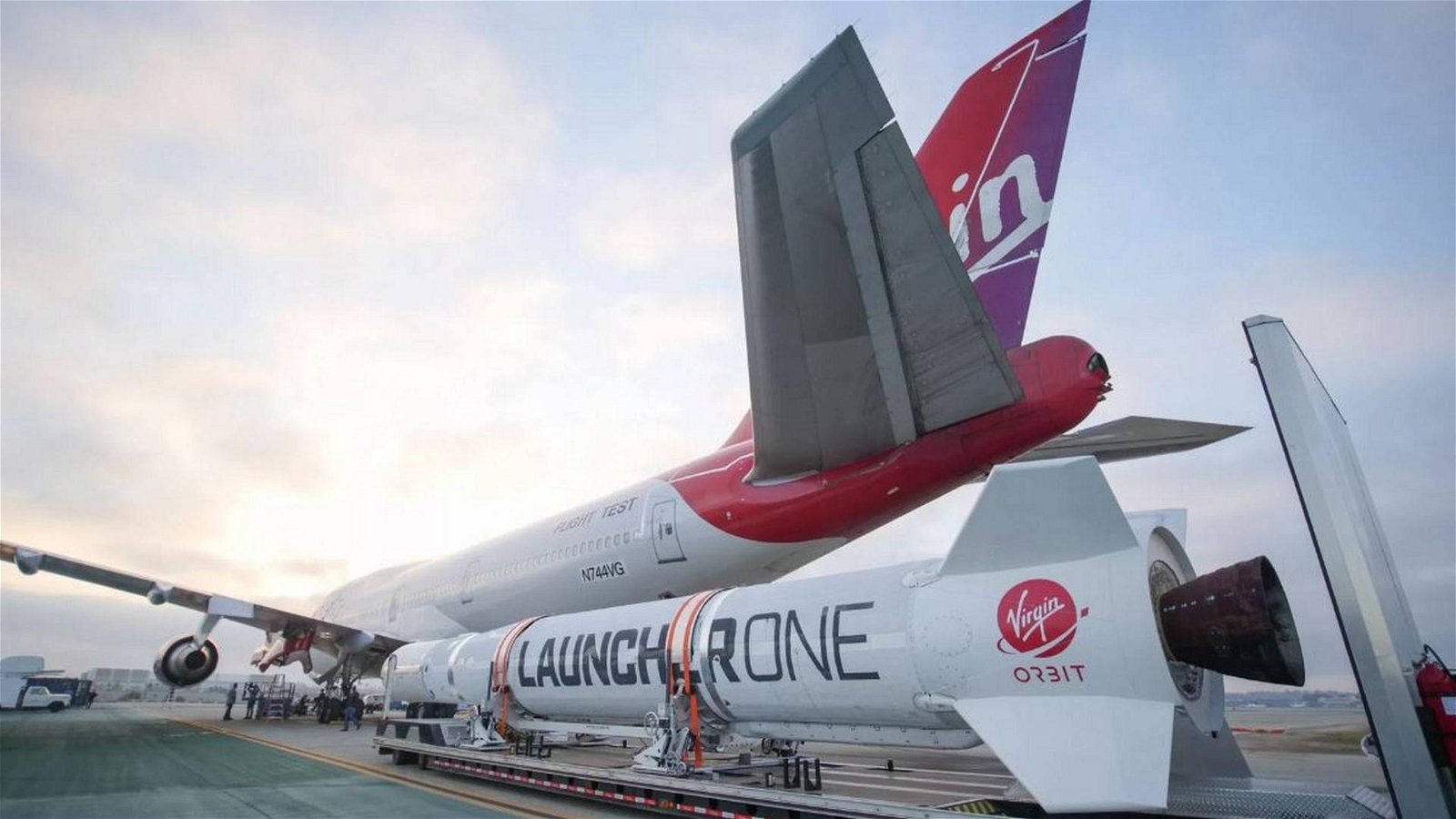 Immagine di Virgin Orbit aggancia il razzo LauncherOne all'aereo Cosmic Girl