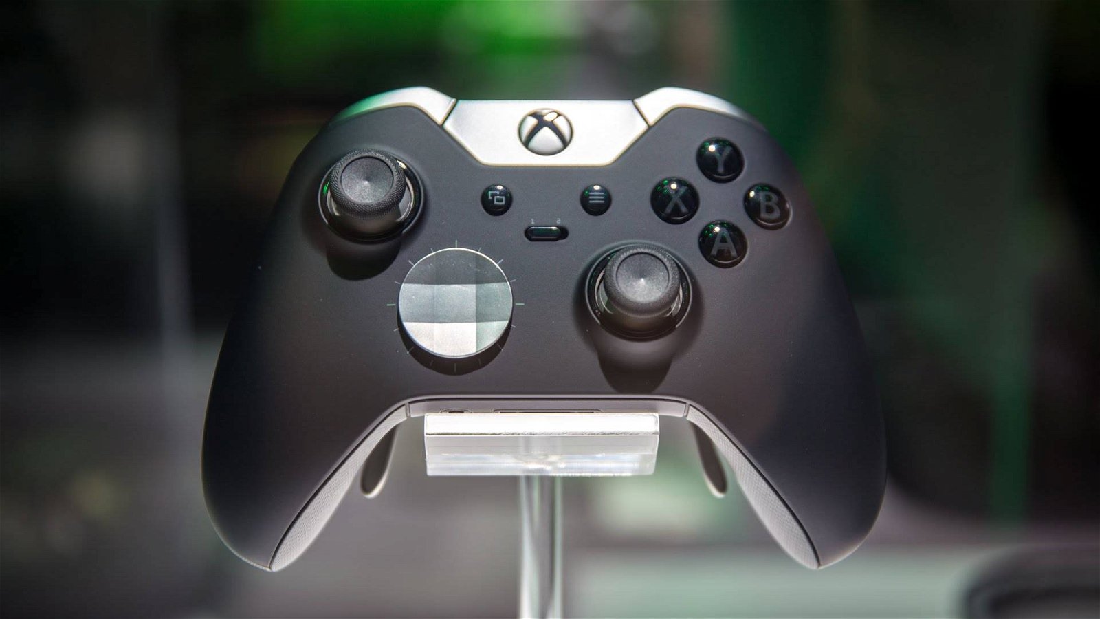 Immagine di Controller Xbox in braille: Microsoft brevetta un gamepad per chi ha problemi di vista