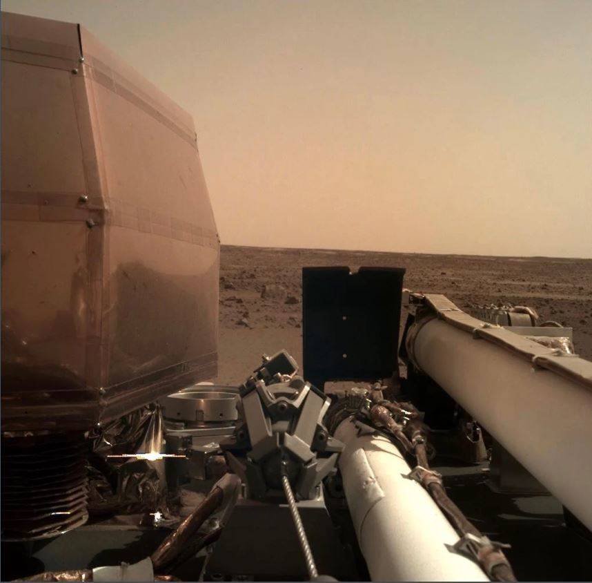Immagine di InSight è atterrato su Marte, le prime due immagini spettacolari