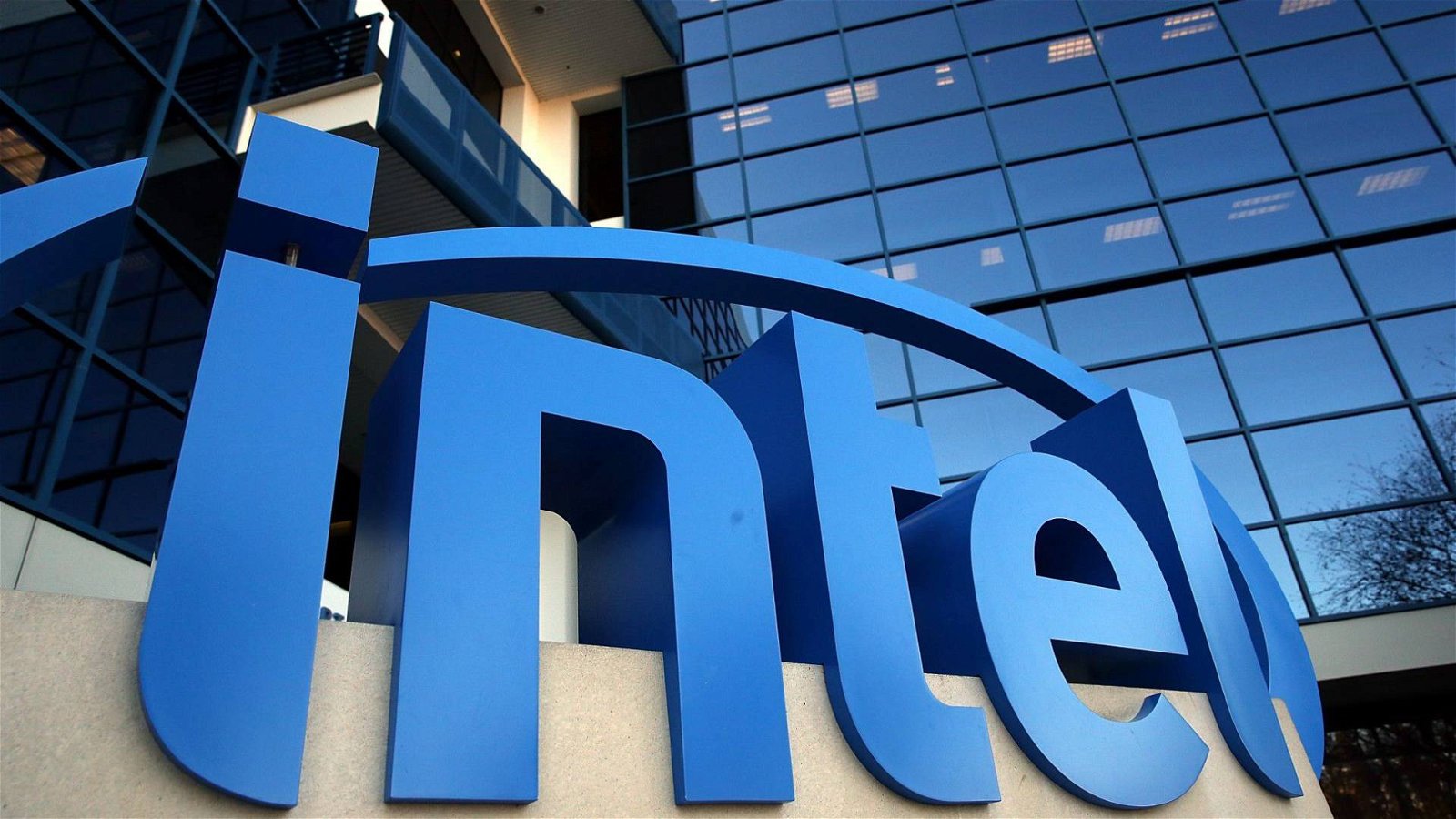 Immagine di Intel promette investimenti pluriennali nelle fabbriche per la produzione di chip