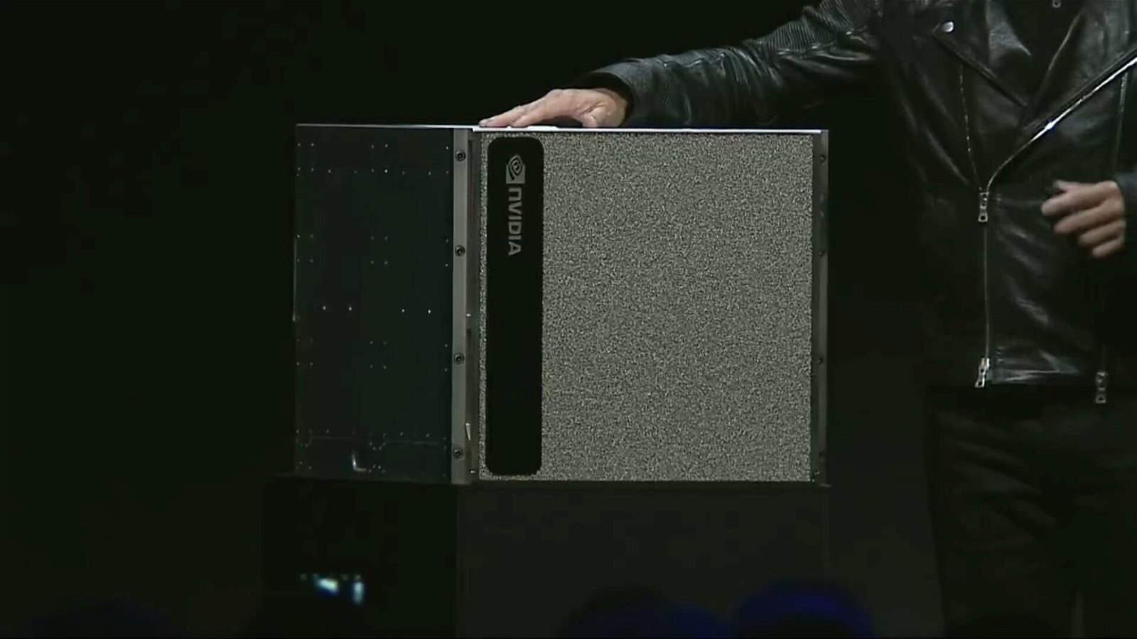 Immagine di Nvidia DGX-2, la "GPU più grande al mondo", è ancora più veloce