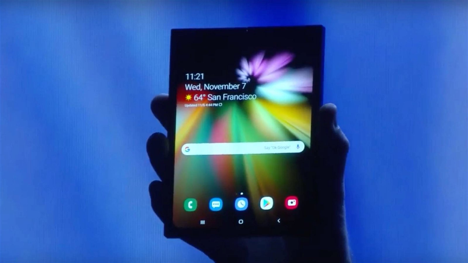 Immagine di Samsung, lo smartphone pieghevole esiste davvero: eccolo nelle prime immagini reali