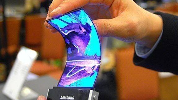 Immagine di I display flessibili di Samsung si tingono di giallo: un competitor avrebbe tentato di rubarne i segreti