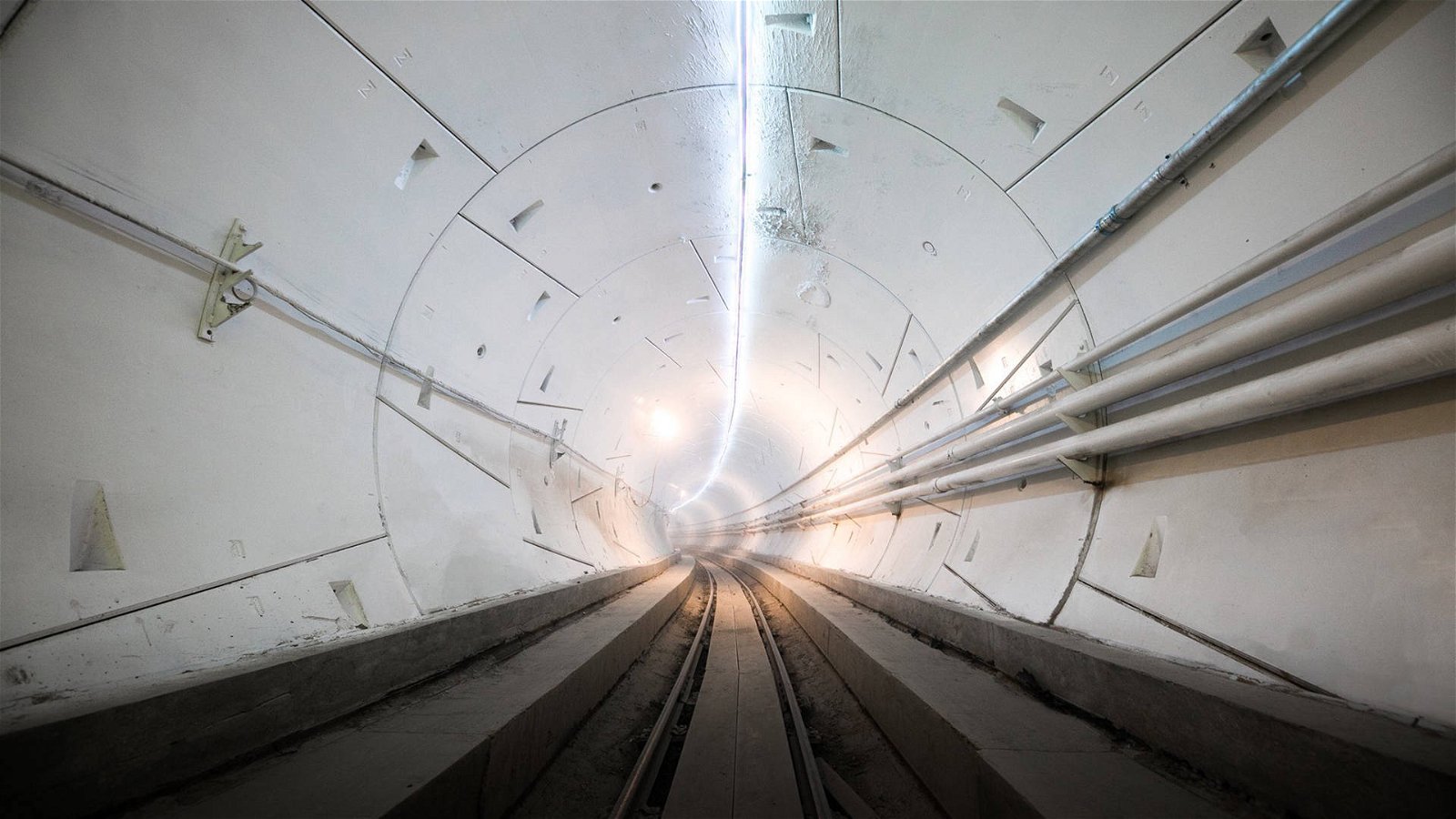 Immagine di Elon Musk mostra le immagini del primo tunnel sotterraneo ad alta velocità