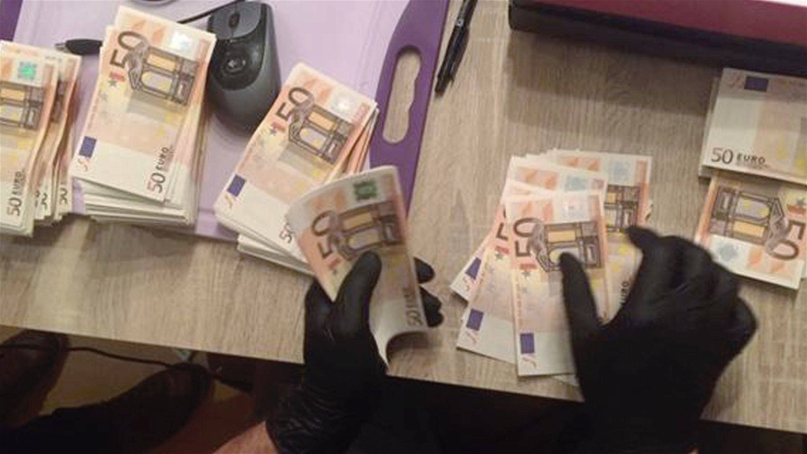 Immagine di Bitcoin in cambio di euro falsi, anche in Italia. Europol arresta 235 persone