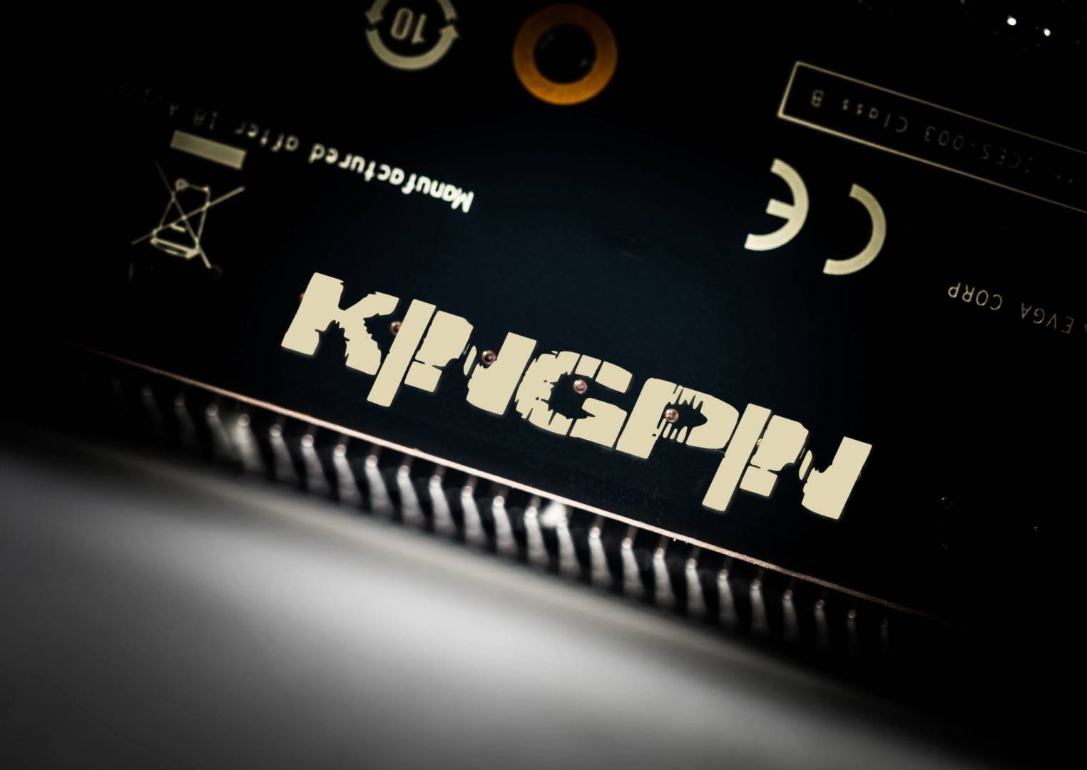 Immagine di EVGA, la RTX 2080 Ti Kingpin ha un display che mostra i consumi