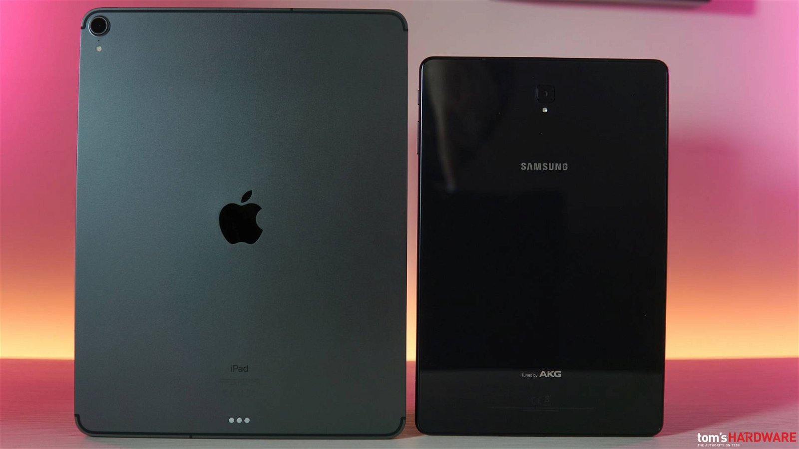 Immagine di Apple iPad Pro 2018 e Samsung Galaxy Tab S4 a confronto: sostanzialmente una sfida tra iOS e Android