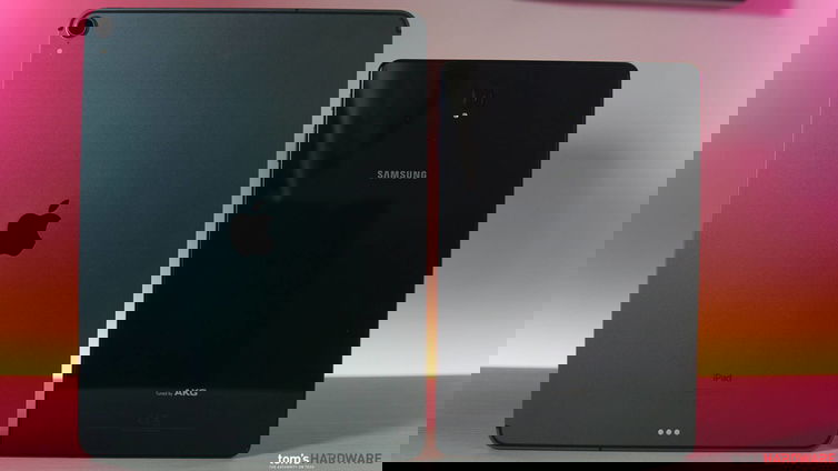 Immagine di Apple iPad Pro 2018 e Samsung Galaxy Tab S4 a confronto: sostanzialmente una sfida tra iOS e Android