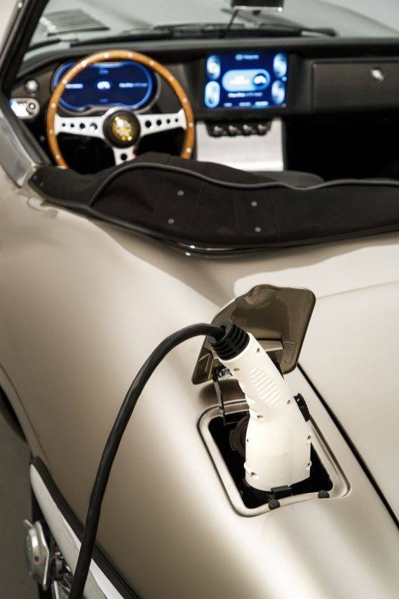 Immagine di Jaguar E-type Zero: Davvero sarà questo il futuro delle auto classiche?