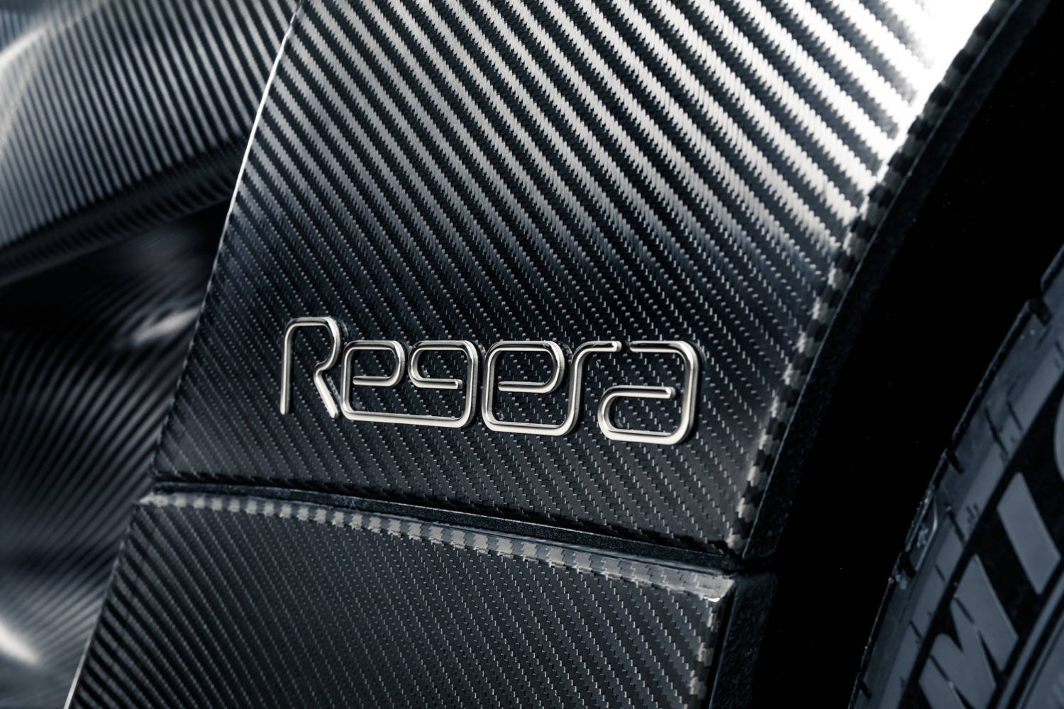Immagine di Koenigsegg Regera Naked Carbon, l'hypercar ibrida perde 20Kg