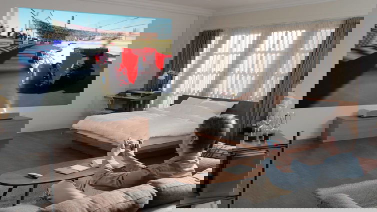 Immagine di LG, al CES 2019 nuovo proiettore Cinebeam Laser 4K a tiro ultracorto