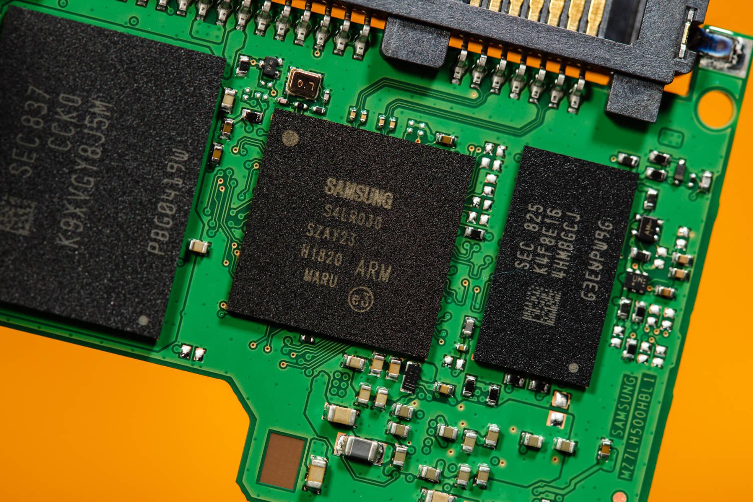 Immagine di Samsung crea (con il software) l'SSD che non muore mai