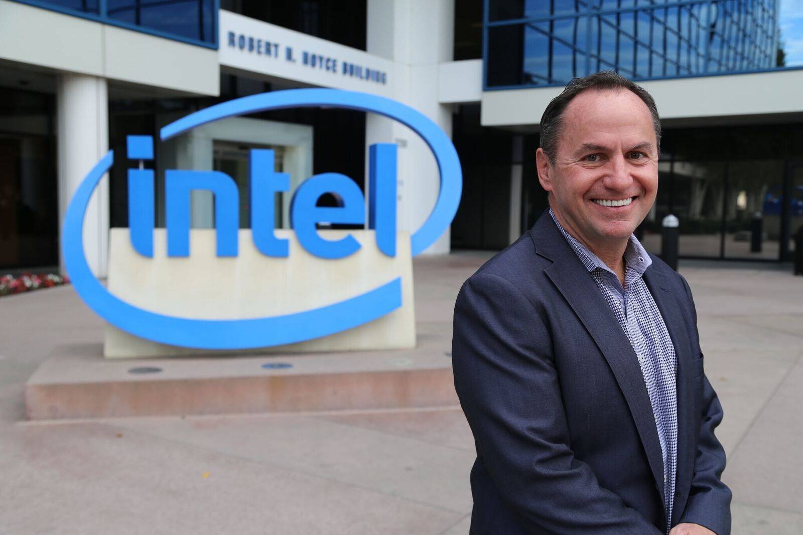 Immagine di Troppo ambiziosi sui 10 nanometri, il CEO di Intel e le origini del ritardo