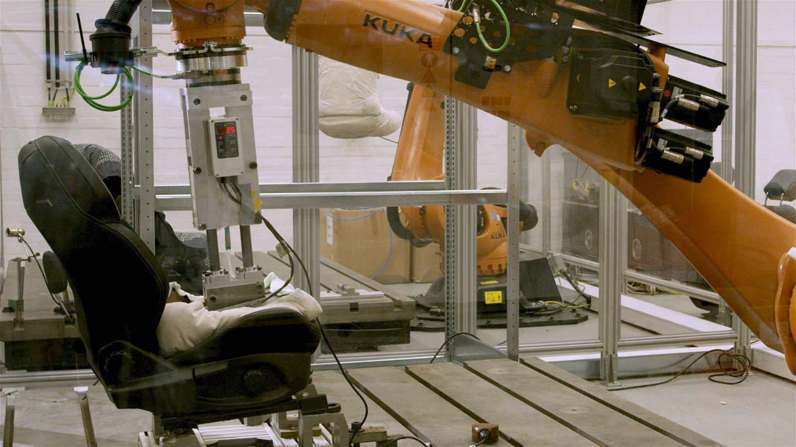 Immagine di Ford, il robot per testare i sedili ora può anche sudare