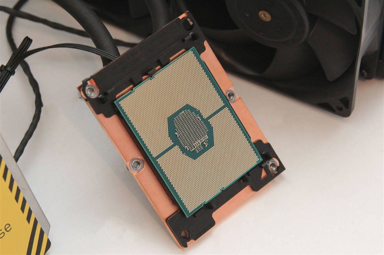 Immagine di Intel Xeon W-3175X al debutto, CPU con 28 core e 56 thread per workstation