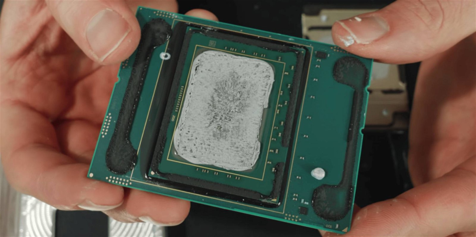 Immagine di Intel Xeon W-3175X, ecco der8auer alle prese con delid e overclock
