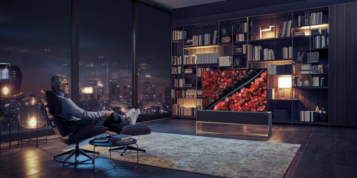 Immagine di LG, finalmente il TV OLED che si arrotola arriva sul mercato