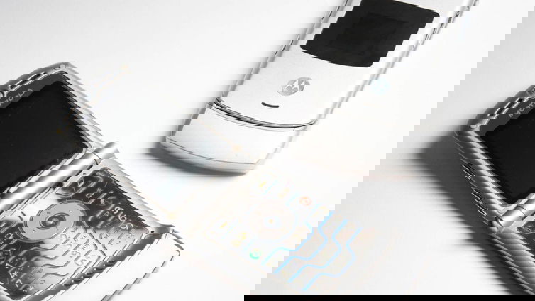 Immagine di Motorola al lavoro su uno smartphone pieghevole: ora è ufficiale