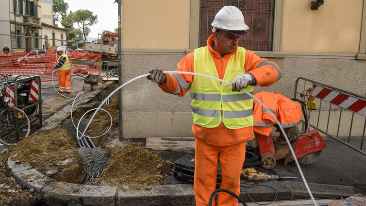 Immagine di Bassanini di Open Fiber: è la fibra che deve girare dappertutto, non il rame