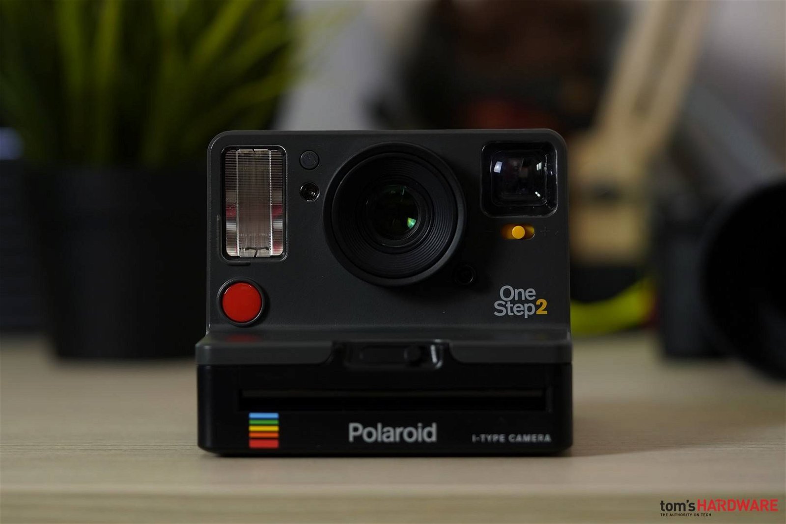 Immagine di Recensione Polaroid Originals One Step 2, una divertente fotocamera vintage che stampa sul momento