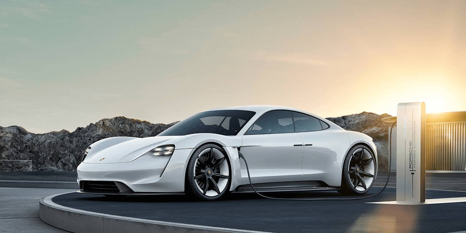 Immagine di Porsche, la sua prima elettrica farà 100 km con soli 4 minuti di ricarica