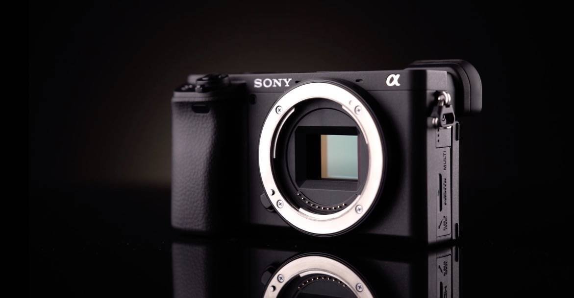 Immagine di Sony a6400, finalmente la mirrorless APS-C con schermo ribaltabile e 4K