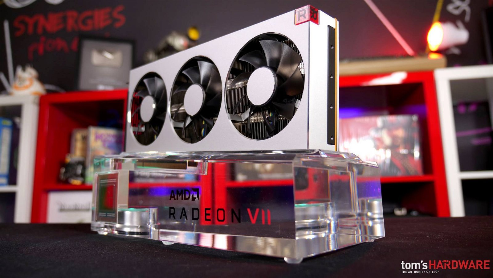 Immagine di AMD Radeon VII, 5 gradi in meno grazie al metallo liquido