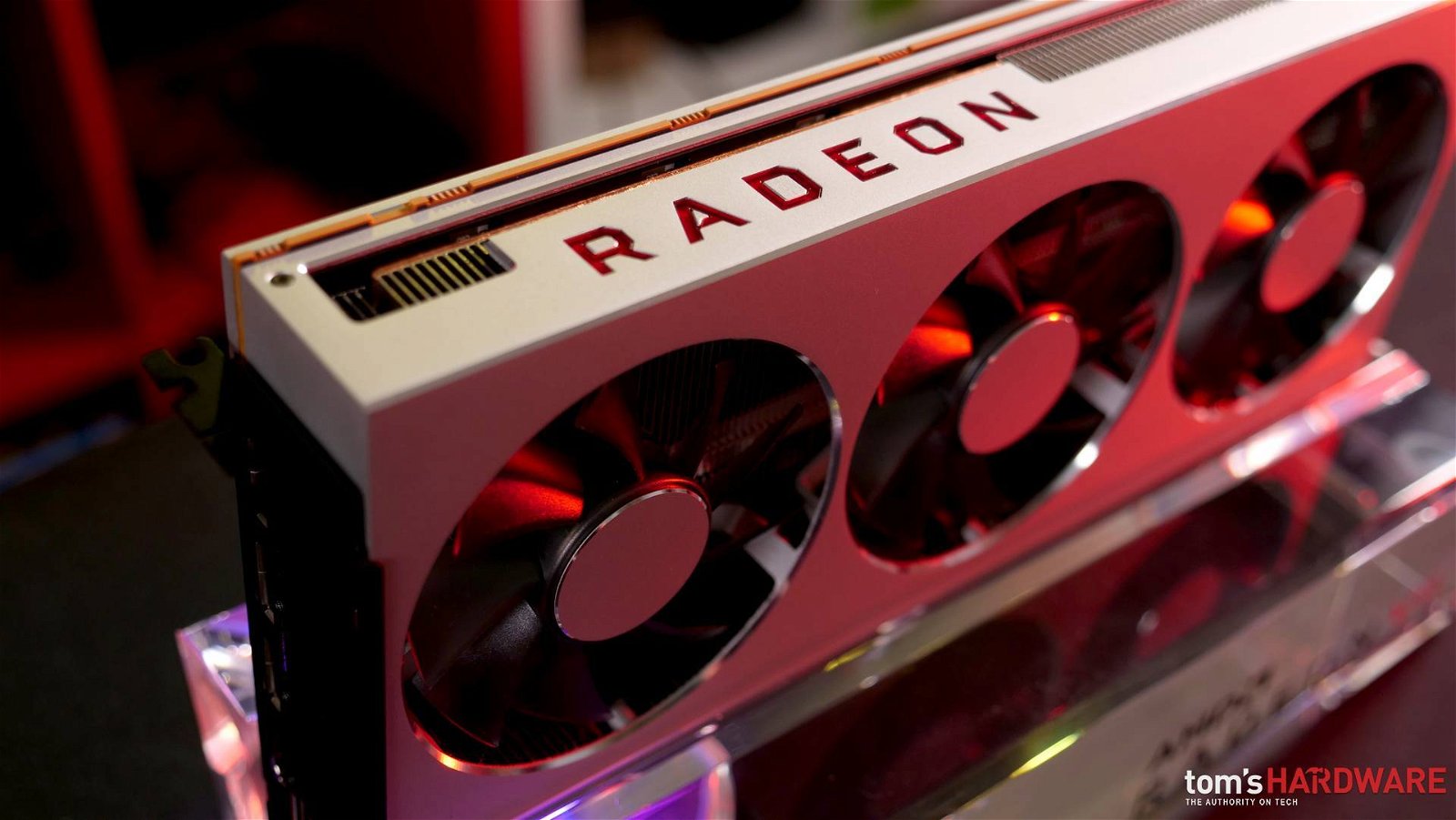 Immagine di Radeon VII unboxing, la prima scheda con GPU a 7 nanometri in tutta la sua gloria