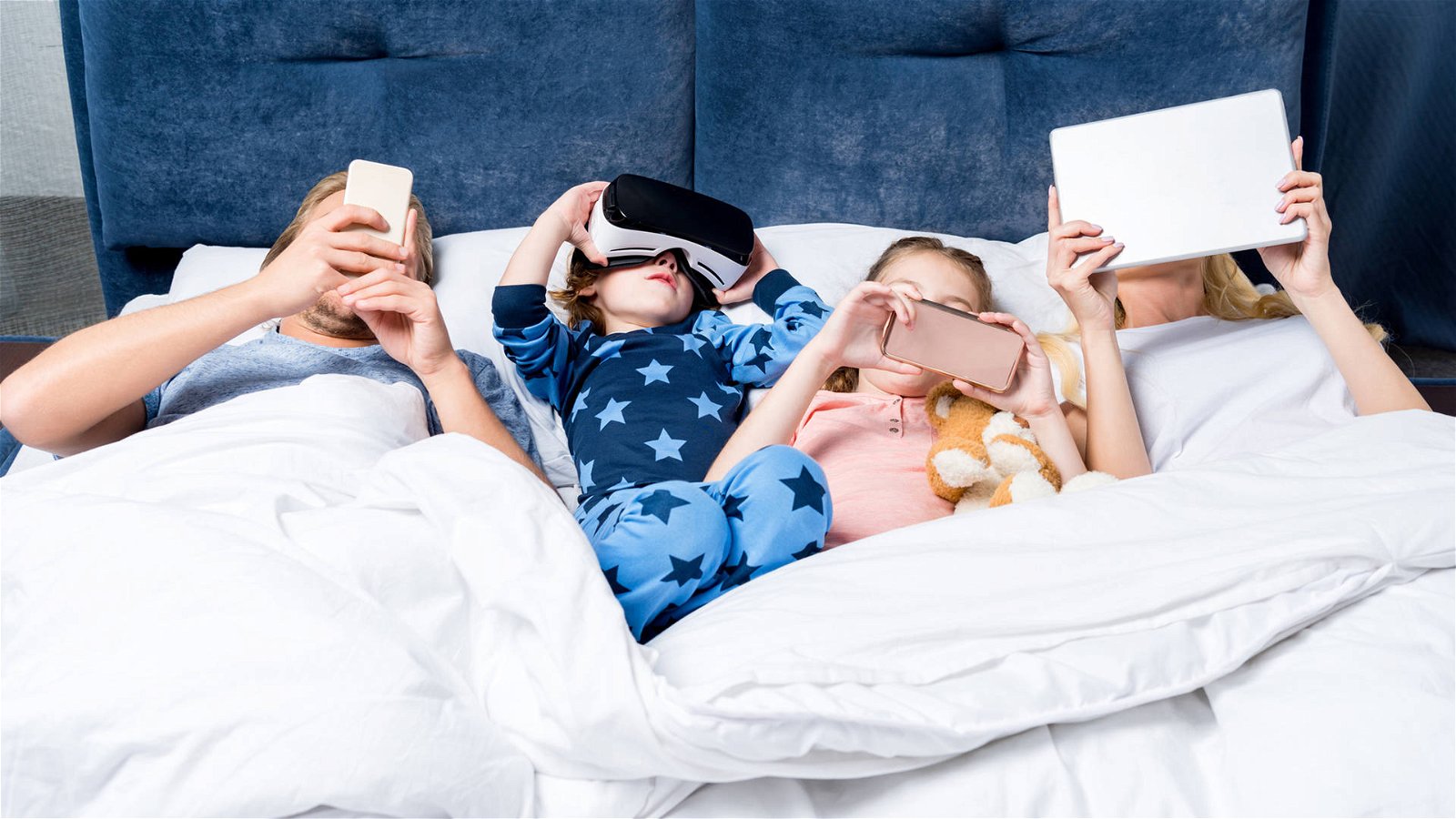 Immagine di Niente smartphone per i bambini a letto e a tavola: il consiglio dei medici inglesi che andrebbe seguito anche dai grandi