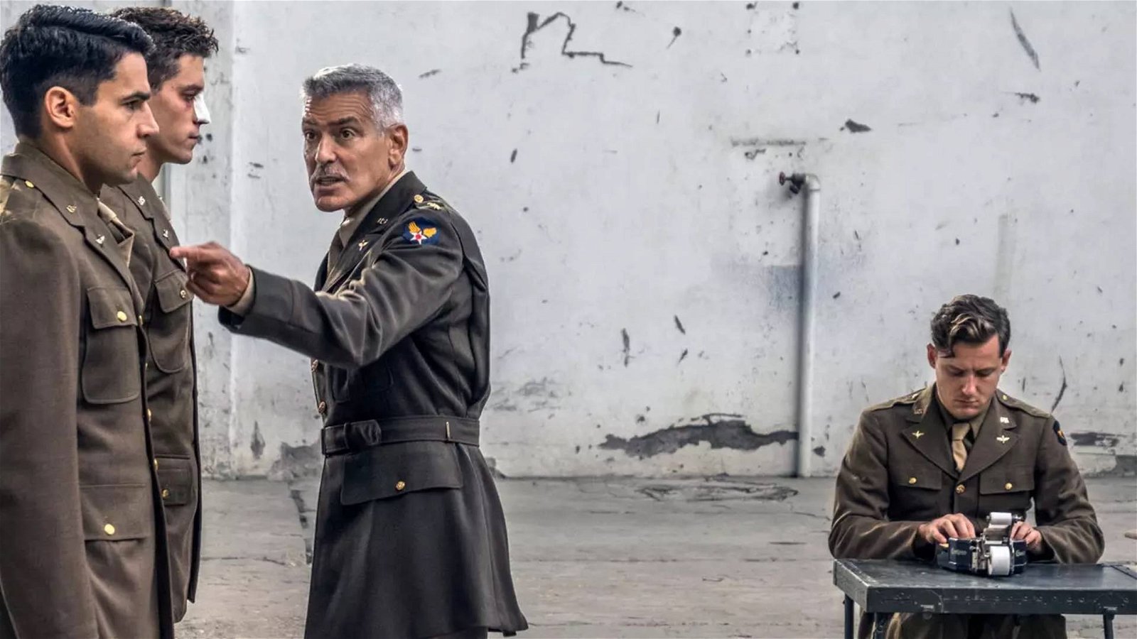 Immagine di Catch-22, ecco il primo trailer dell'attesa serie diretta da George Clooney!