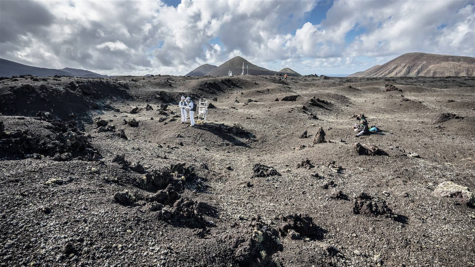 Immagine di L'Agenzia Spaziale Europea fa le prove generali di passeggiate sulla Luna a Lanzarote, in Spagna