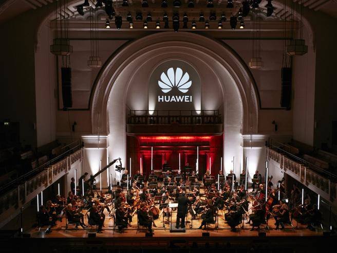 Immagine di Huawei, l'intelligenza artificiale di Mate 20 Pro termina la celebre sinfonia incompiuta di Schubert