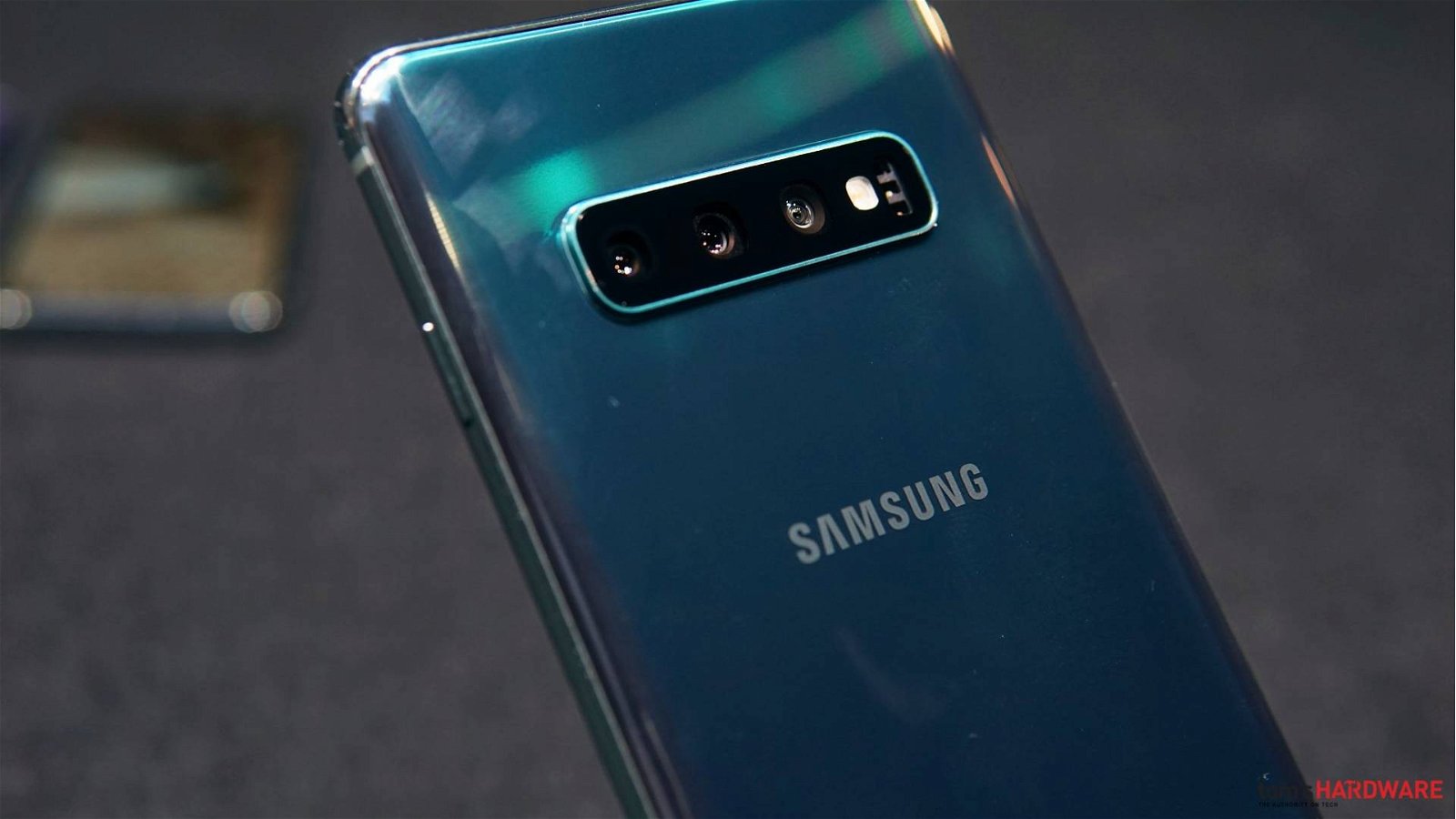 Immagine di Galaxy S10 sarà venduto da Samsung con già applicata la pellicola protettiva per lo schermo