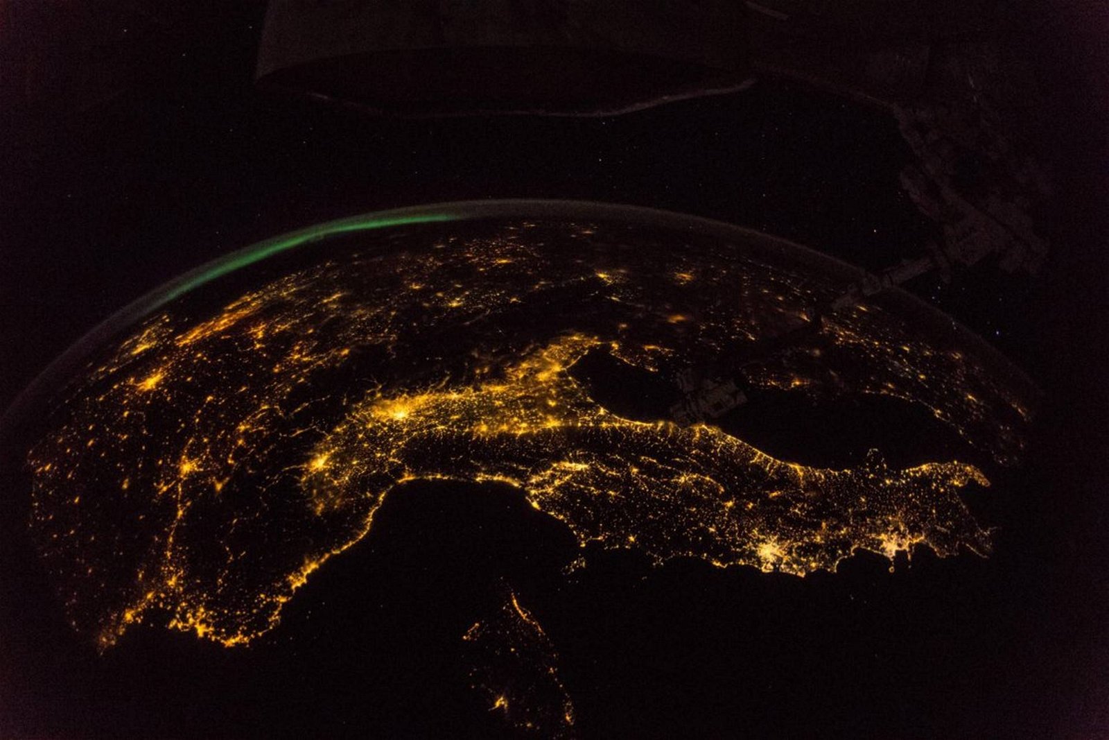 Immagine di L'astrofotografia aiuta l'ambiente, l'inquinamento luminoso spicca nelle foto notturne scattate dalla ISS