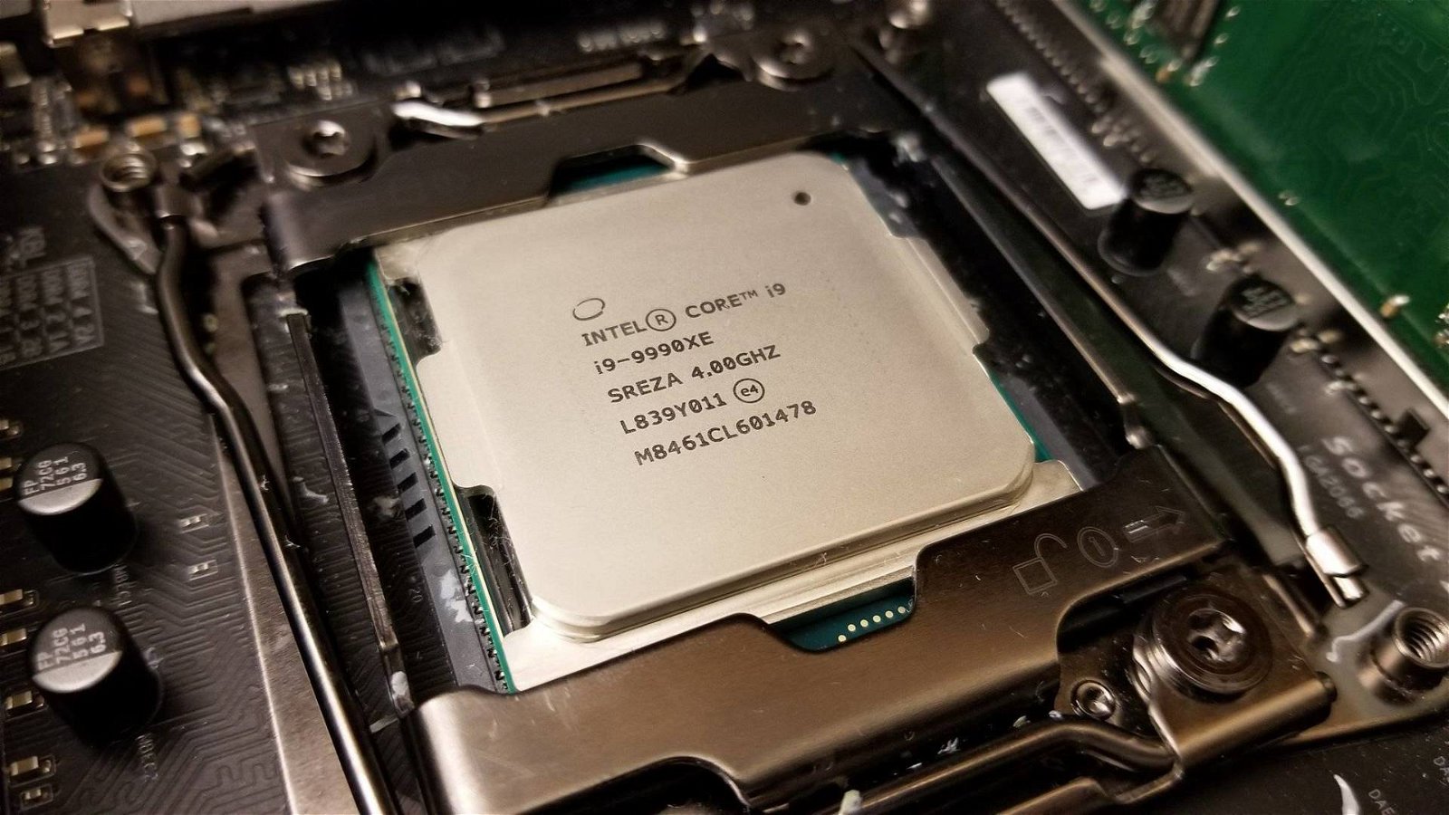 Immagine di Core i9-9990XE, primi test per la CPU Intel "per pochi"