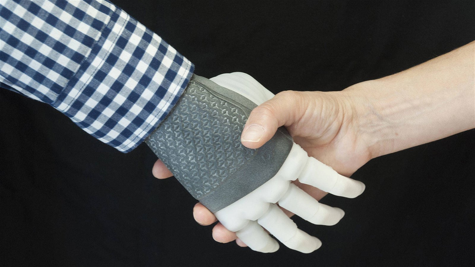 Immagine di Verso gli uomini bionici, installata una mano robotica di nuova generazione