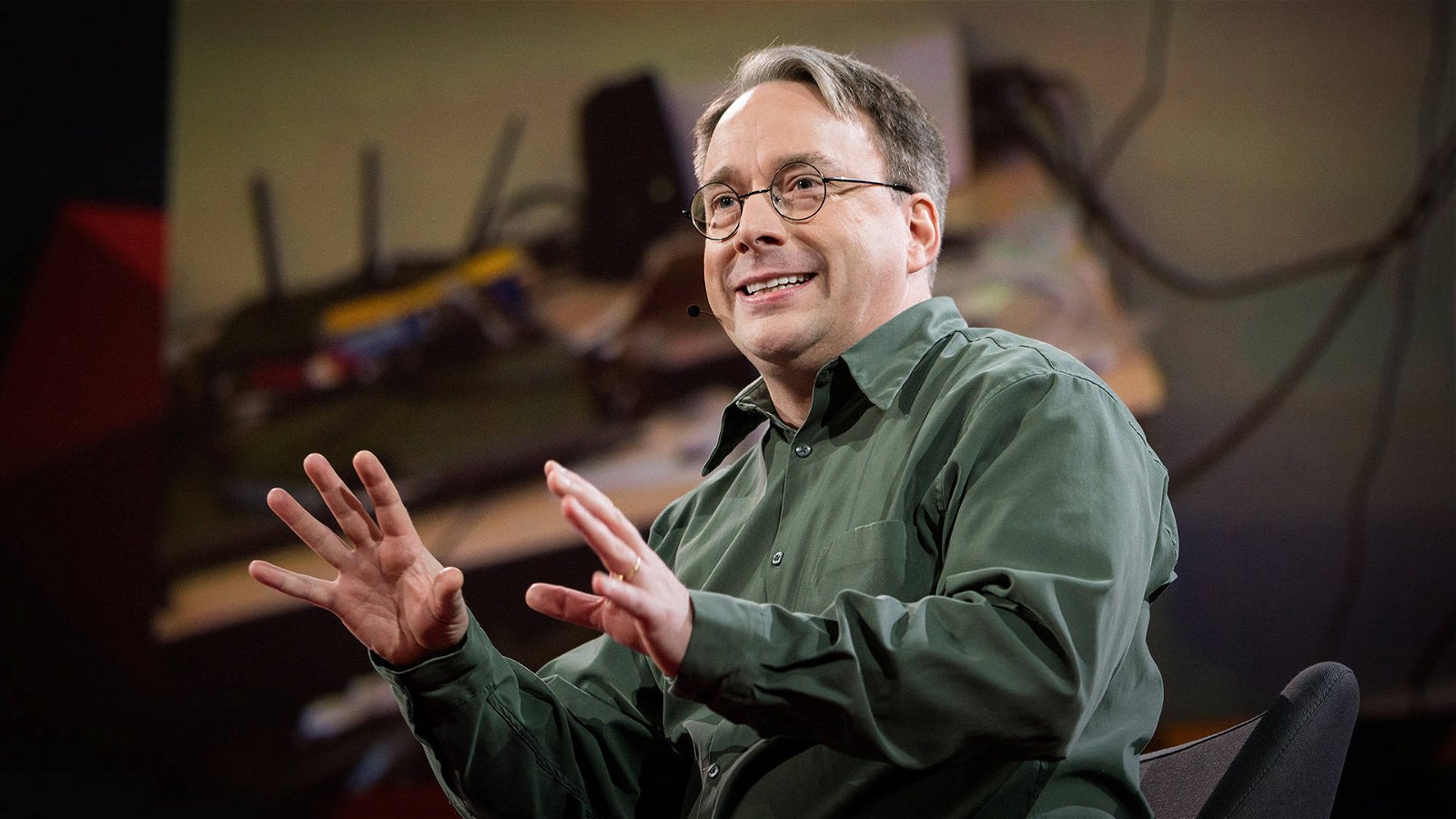 Immagine di Linus Torvalds detesta i social media e critica l'anonimato