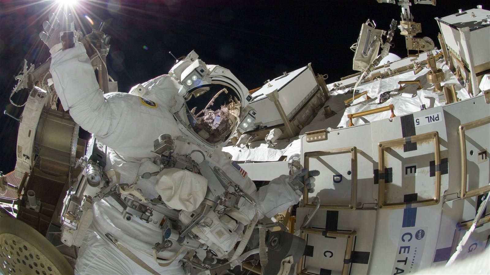 Immagine di NASA, la passeggiata spaziale tutta al femminile non si farà più, mancano le tute adatte