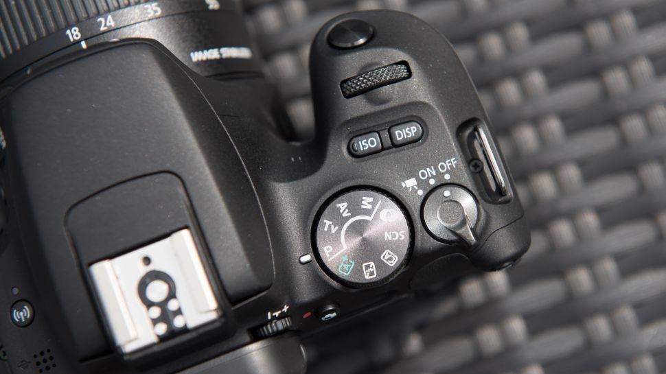Immagine di Canon EOS 250D è la reflex più piccola sul mercato