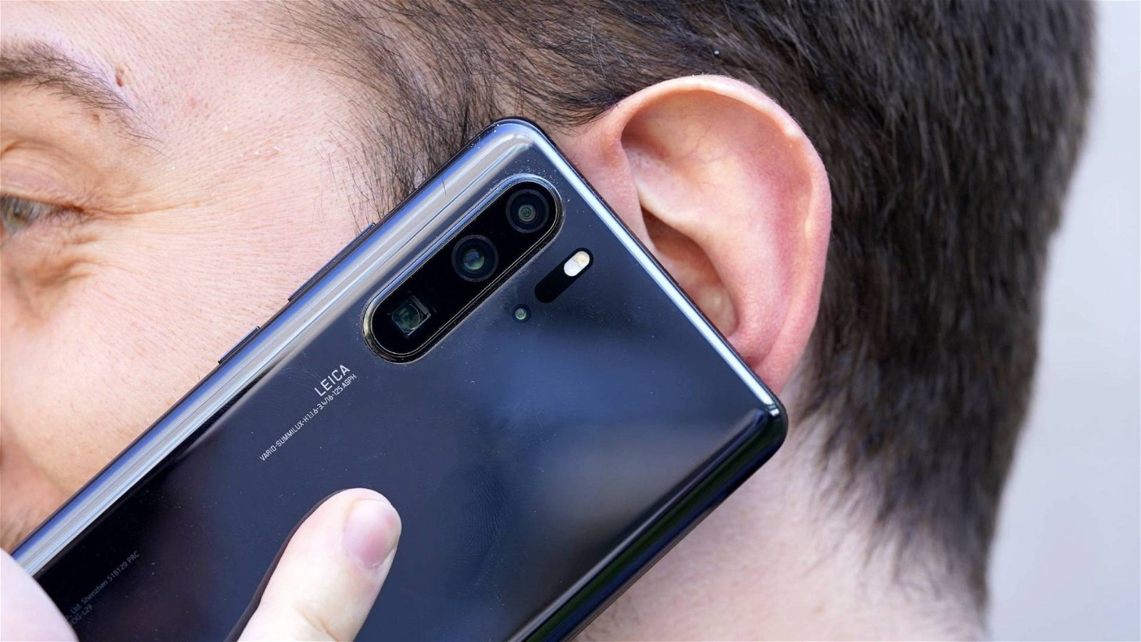 Immagine di Huawei P30 Pro: niente capsula auricolare, ma l'audio in chiamata convince. Ecco come funziona