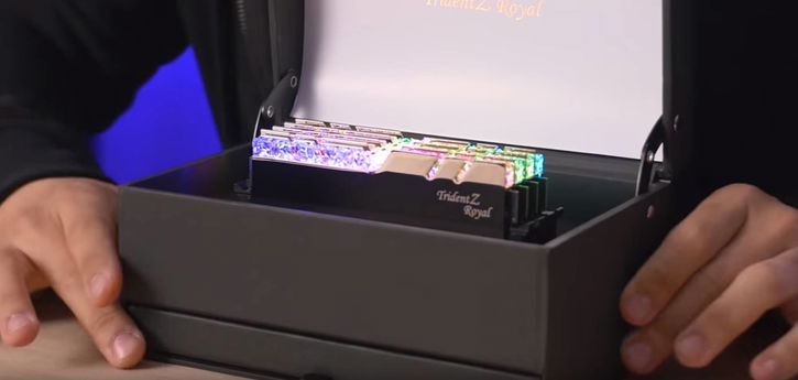 Immagine di Le RAM in "vetrina", la nuova follia RGB