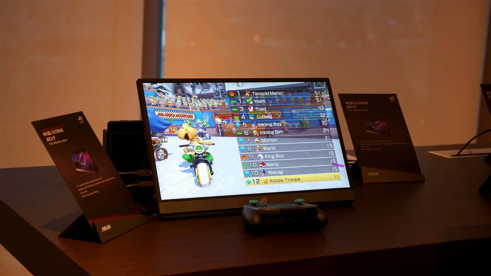 Immagine di Asus ROG Strix XG17, un monitor gaming portatile da 240 Hz
