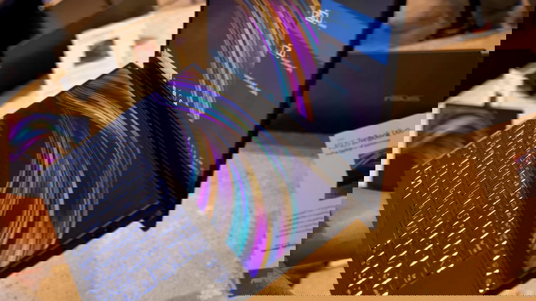 Immagine di Asus ZenBook Pro Duo, c'è un secondo schermo nella base del portatile