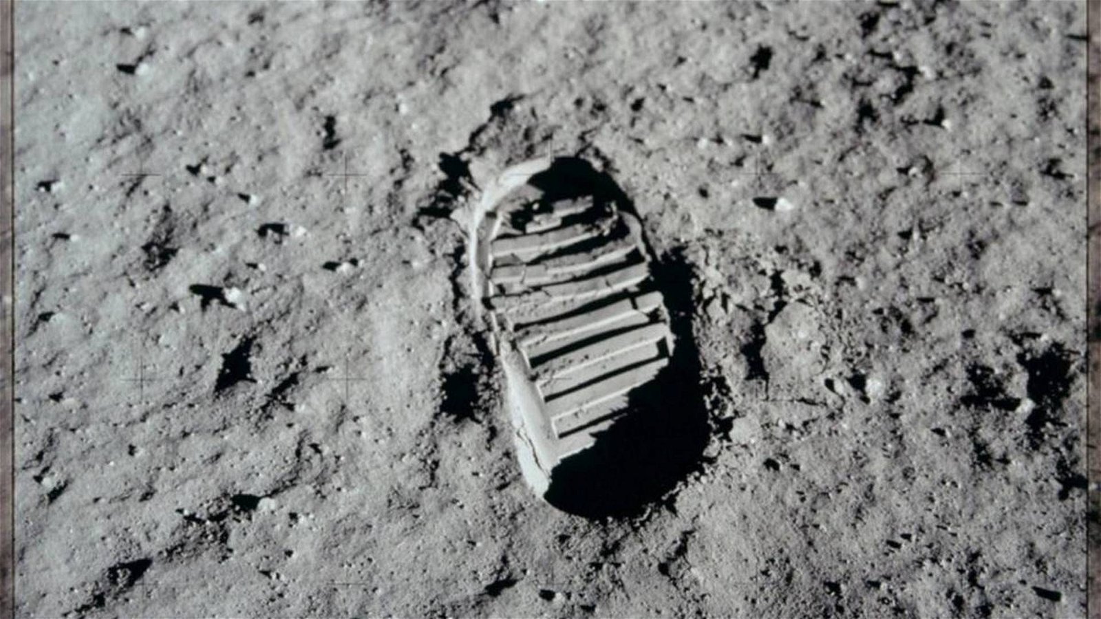 Immagine di La NASA sta aprendo un campione di rocce lunari di 50 anni fa