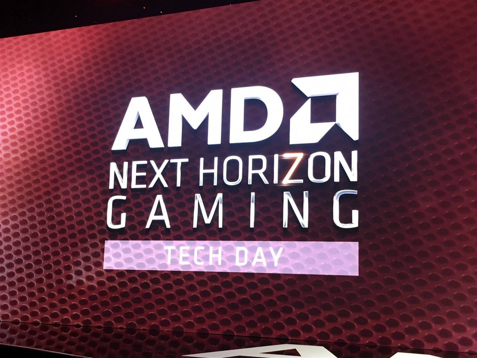 Immagine di Ryzen 3000, AMD lancia il guanto di sfida a Intel