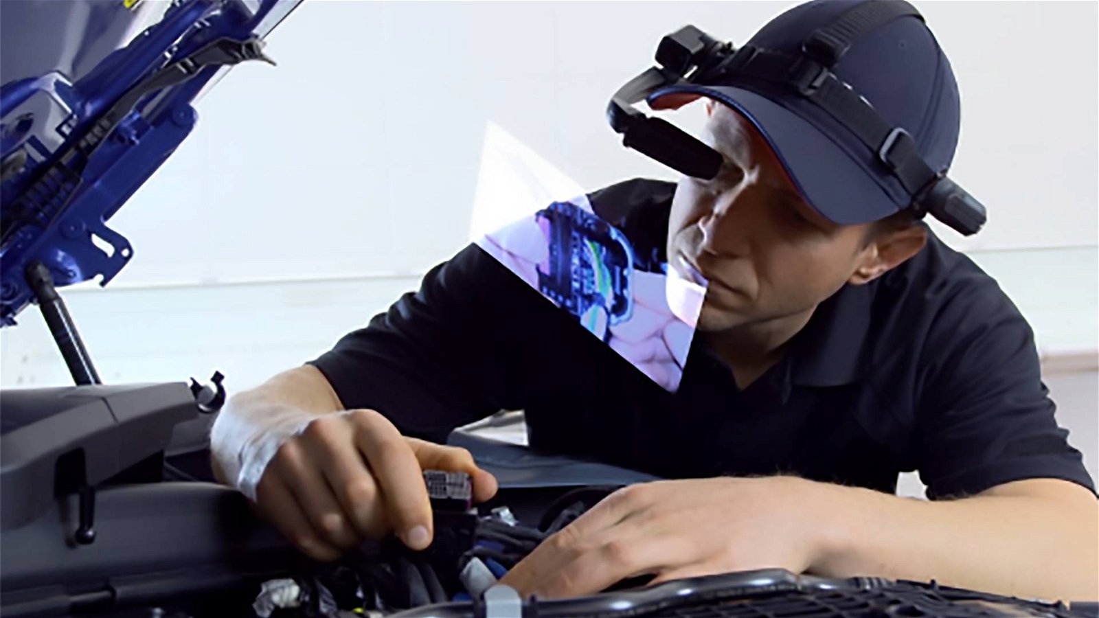 Immagine di BMW, visori a realtà aumentata per velocizzare il lavoro dei meccanici