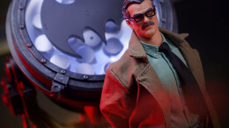 Immagine di Jim Gordon con Bat-segnale in esclusiva da Mezco Toys