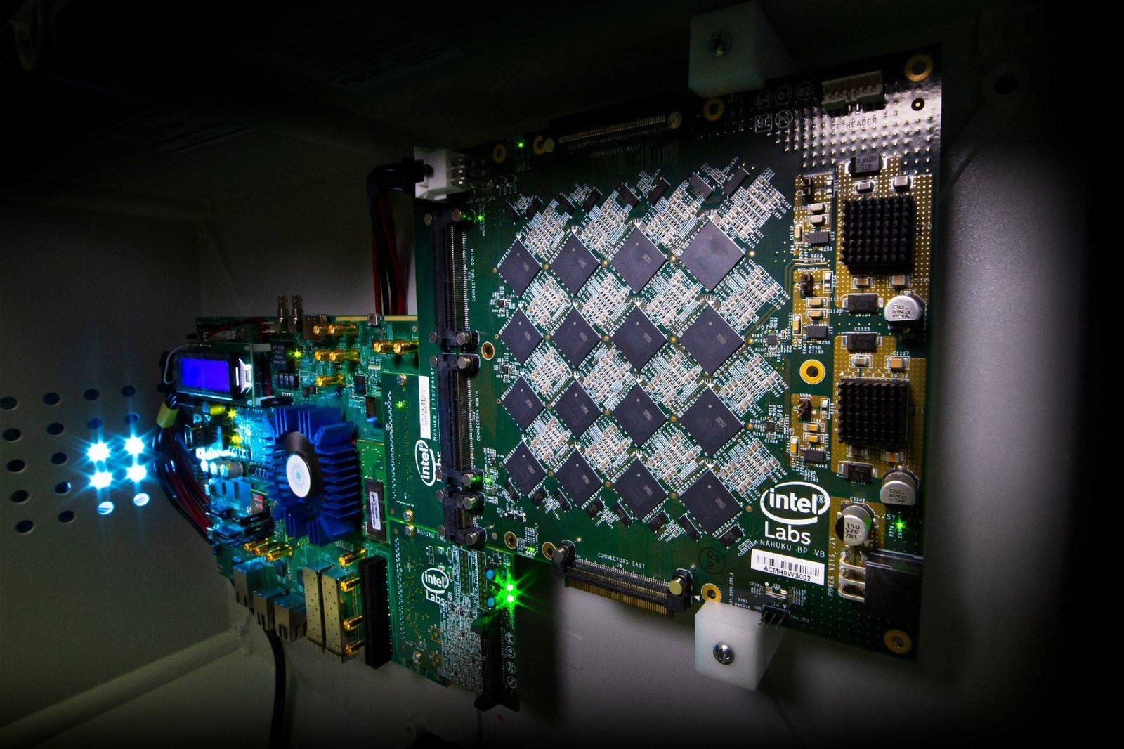 Immagine di Intel ha creato un sistema neuromorfico basato su 64 chip Loihi
